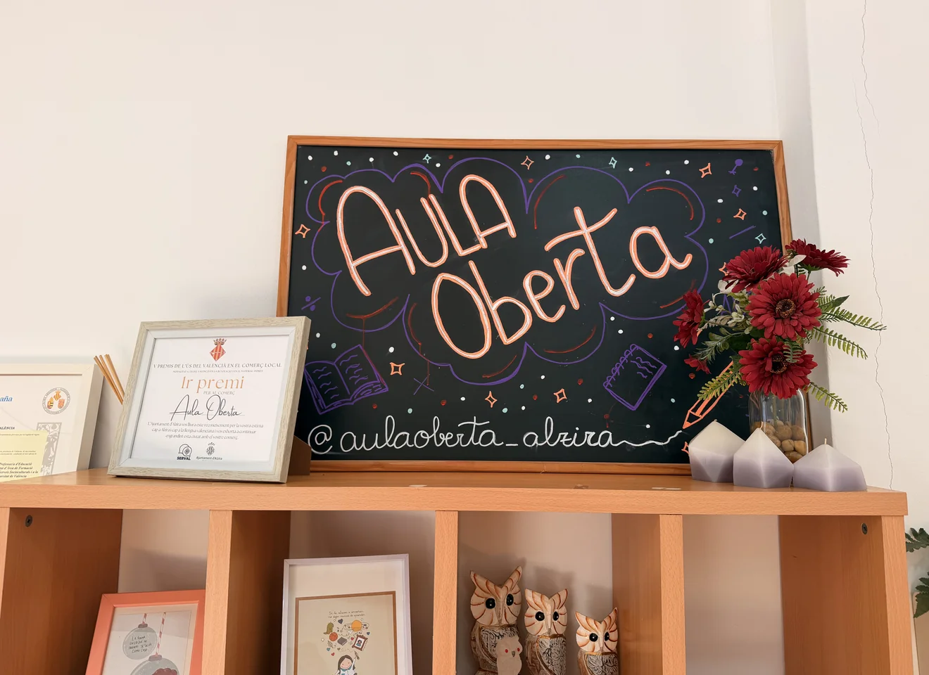 Interior de Aula Oberta con un cartel dibujado a mano
